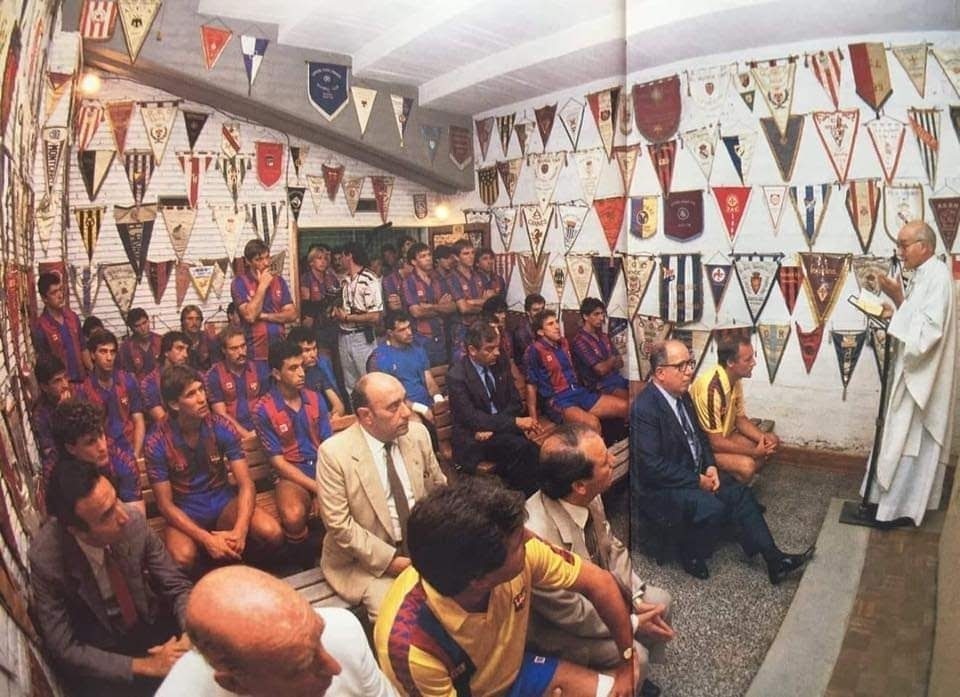 Gagliardetti esposti nella Cappella dello Stadio Nou Camp (anni ’80)