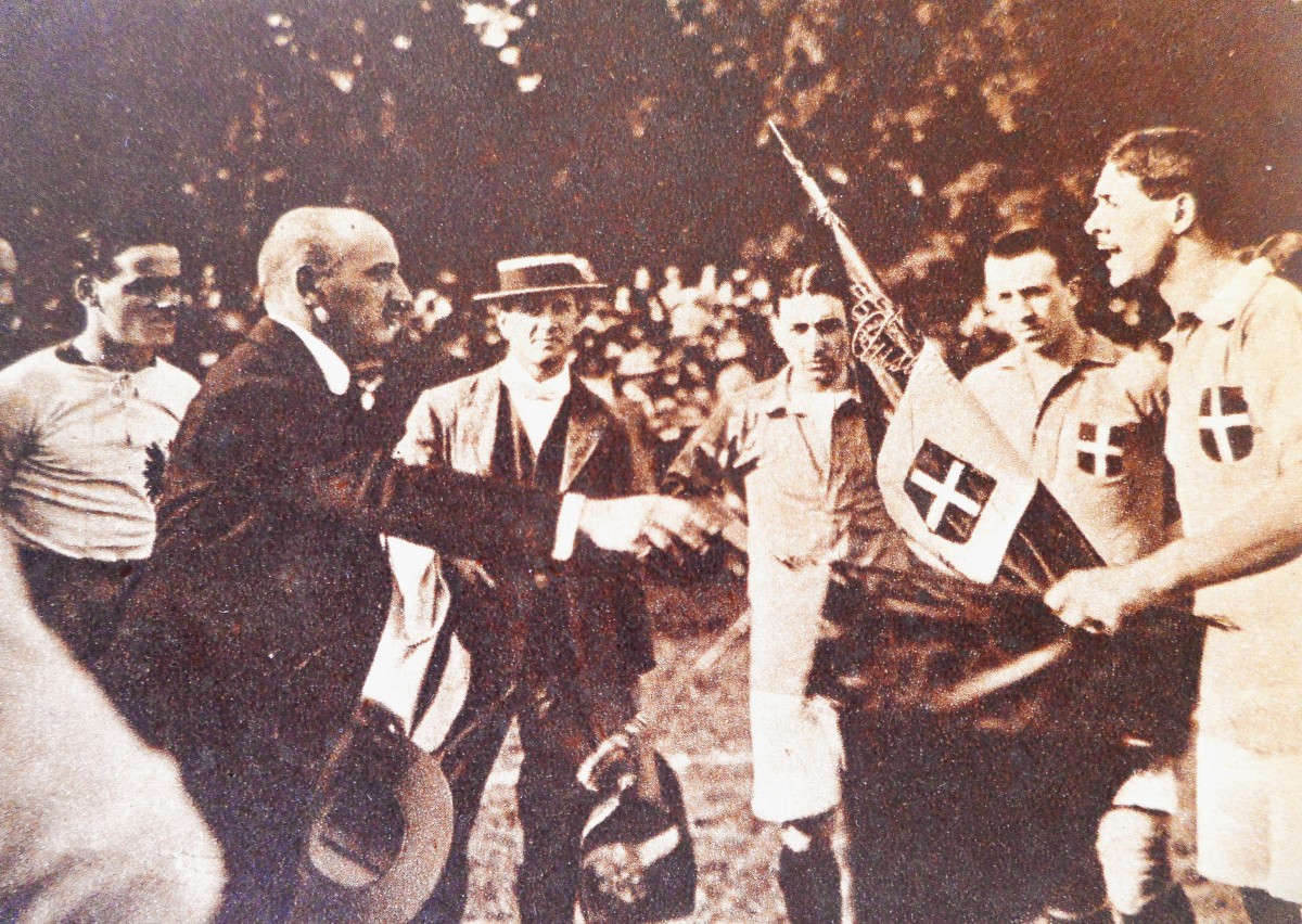 Scambio di gagliardetti prima della partita Austria – Italia giocata nel 1913