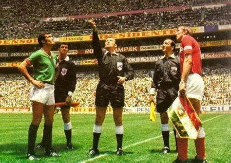 Messico - Russia: I capitani di Messico e Russia dopo lo scambio dei gagliardetti ai mondiali del 1970.