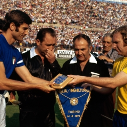 Pennants exchange before the match Italy vs England played in 1973