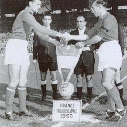 Pennants exchange before the friendly match France vs Jugoslavia played in 1955