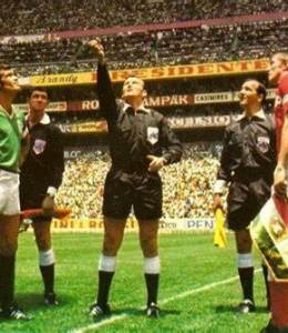 Messico - Russia: I capitani di Messico e Russia dopo lo scambio dei gagliardetti ai mondiali del 1970.