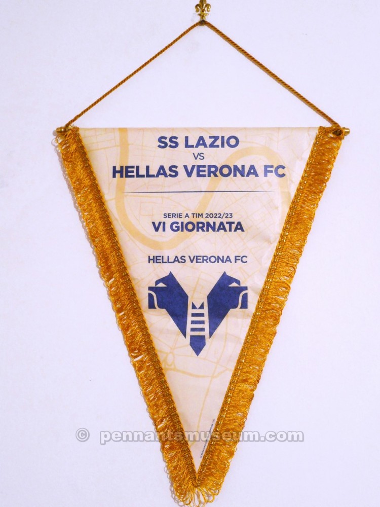 Gagliardetto scambiato tra capitani prima dell'inizio della partita Lazio - Hellas Verona campionato serie A stagione 2022 - 2023