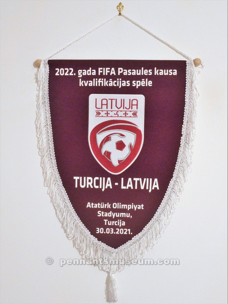 Gagliardetto scambiato tra capitani prima dell’incontro Lettonia – Turchia gara di qualificazione a Qatar 2022