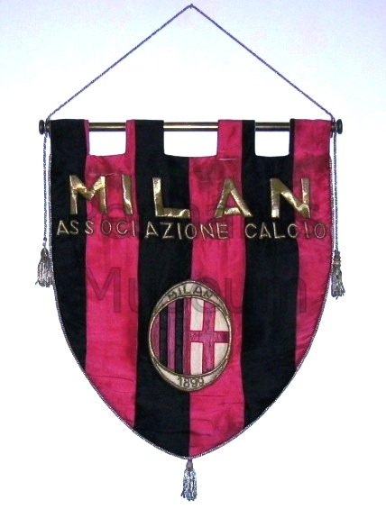 Embroidered pennant in use at the end of 50s. Same kind of pennant was presented to Real Madrid for the final of the European clubs champions' cup