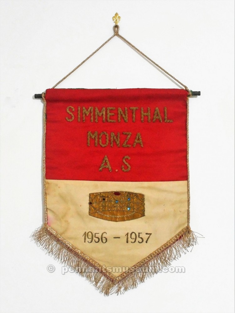 Embroidered pennant in use in the season 1956 – 1957