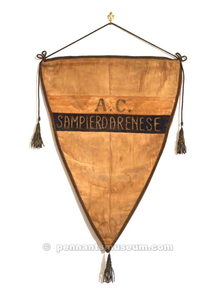 Emboidered pennant of Sampierdarenese in us ein the 40s. This club was merged with Andrea Doria for a new club named Sampdoria