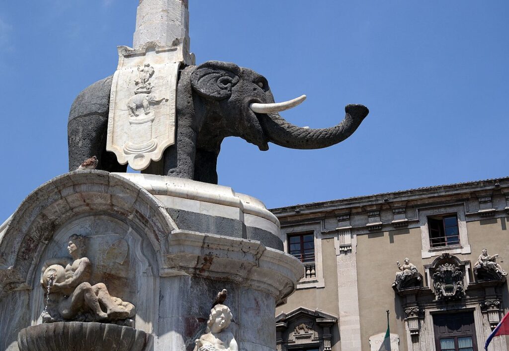 La statua con l’elefante al centro di Catania