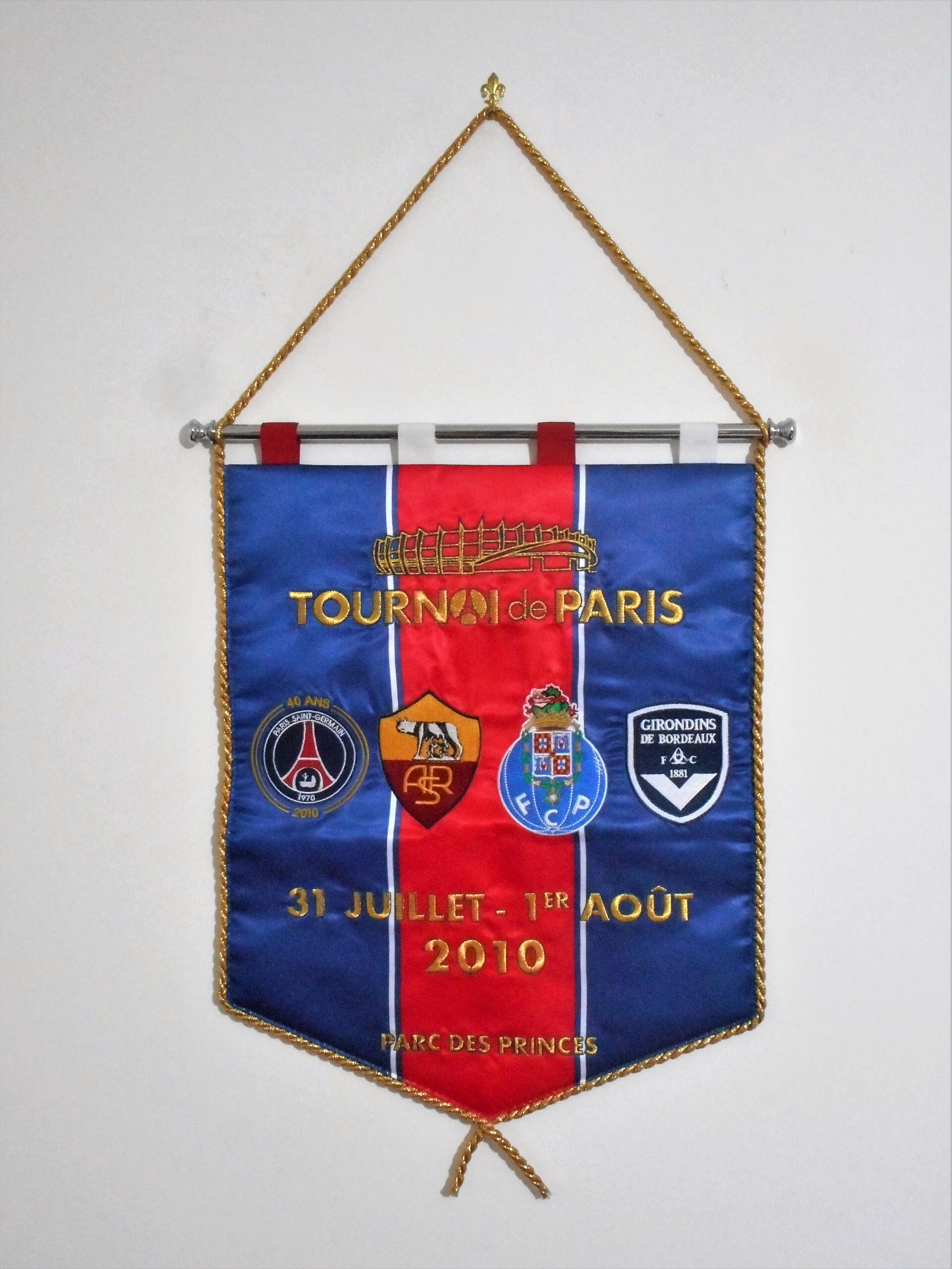Embroidered pennant issued in occasion of the Paris tournament played in 2010