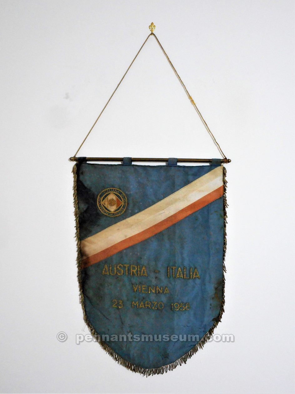 Embroidered pennant presented to the captain of Austria before the match Austria vs Italia played on the 23th March 1958