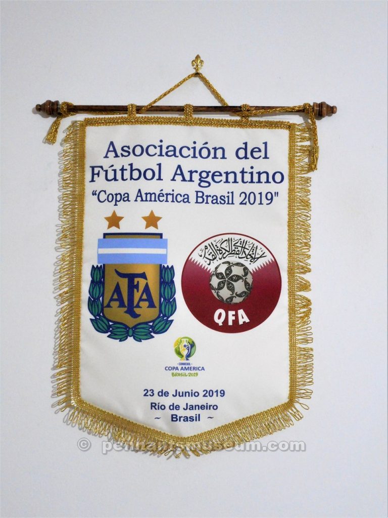 Gagliardetto stampato realizzato in occasione dell’incontro di Coppa America 2019 Argentina – Qatar giocato il 23 giugno 2019