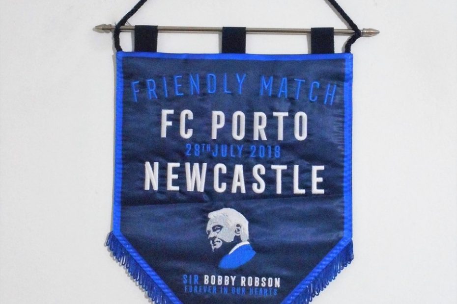 Gagliardetto ricamato realizzato in occasione della partita amichevole giocata il 28 luglio 2018 tra Porto e Newcastle per commemorare Bobby Robson