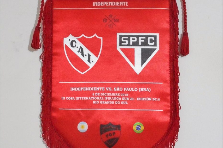 Gagliardetto realizzato per la partita Independiente – S.Paolo del torneo internazionale U20 IPIRANGA disputato nel 2018