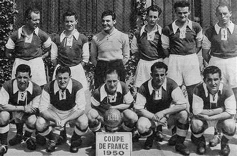 I giocatori del Reims festanti con la Coppa di Francia appena vinta