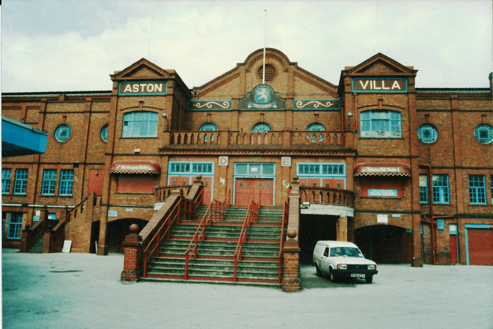 La storica facciata della Trinity Road Stand