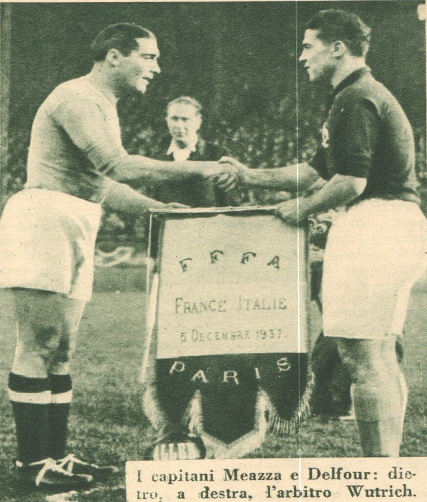 Meazza riceve il gagliardetto dal capitano francese prima della partita gioca il 5 dicembre 1937