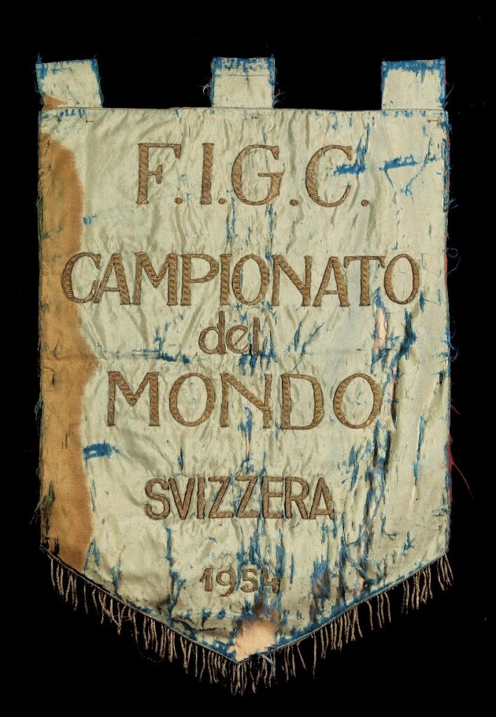 Il gagliardetto realizzato dalla FIGC per i mondiali del 1954 (fonte www.the-saleroom.com)