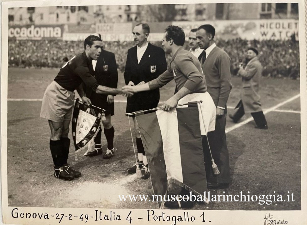 Lo scambio del gagliardetto prima della partita (www.museoballarinchioggia.it)