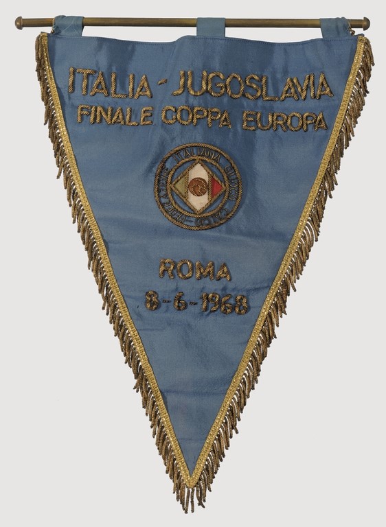 Gagliardetto Italia – Jugoslavia (fonte Museo del Calcio Coverciano)