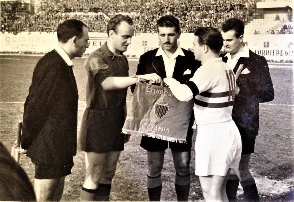Il “Colonnello” Puskas riceve dal capitano del Catania Hansen il gagliardetto prima dell’amichevole del 16 dicembre 1956 (foto collezione A. Cocuzza)