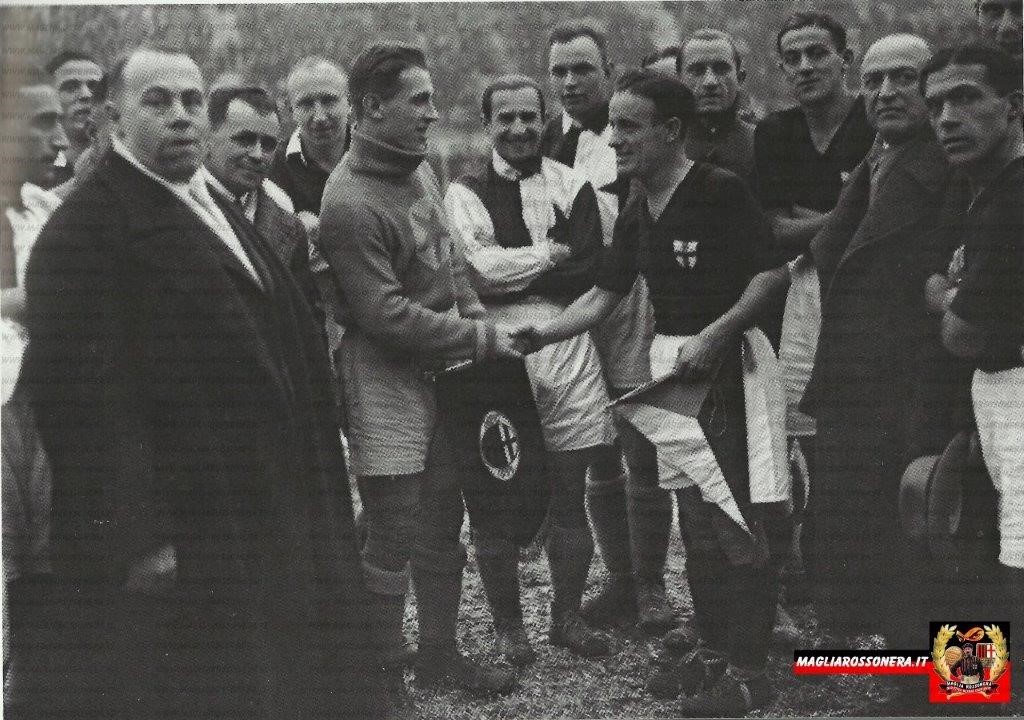 Magnozzi e Planicka scambiano i gagliardetti prima di un Milan – Slavia Praga del 1932 (immagine tratta dal sito “Maglia Rossonera”)