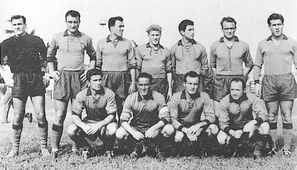 Una formazione del Catania della stagione 1954 – 1955, prima stagione in A degli etnei (foto Wikipedia)