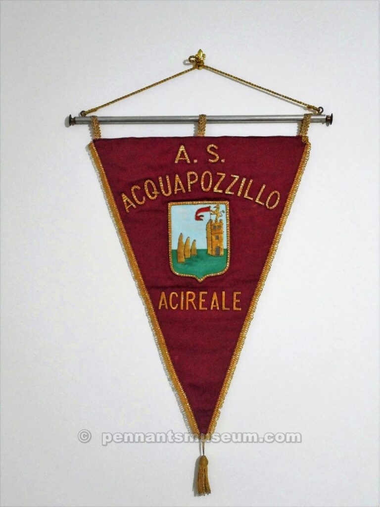 Gagliardetto ricamato in uso negli anni '60 con l'antico nome del club ACQUAPOZZILLO ACIREALE