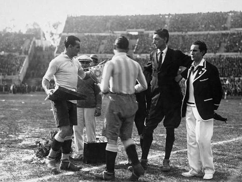 I capitani di Uruguay e Argentina si scambiano i gagliardetti prima della finale della Coppa RIMET nel 1930