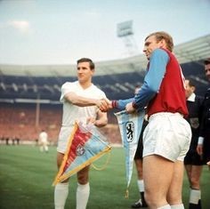 Bobby Moore scambia il gagliardetto prima la finale di Coppa delle Coppe del 1965