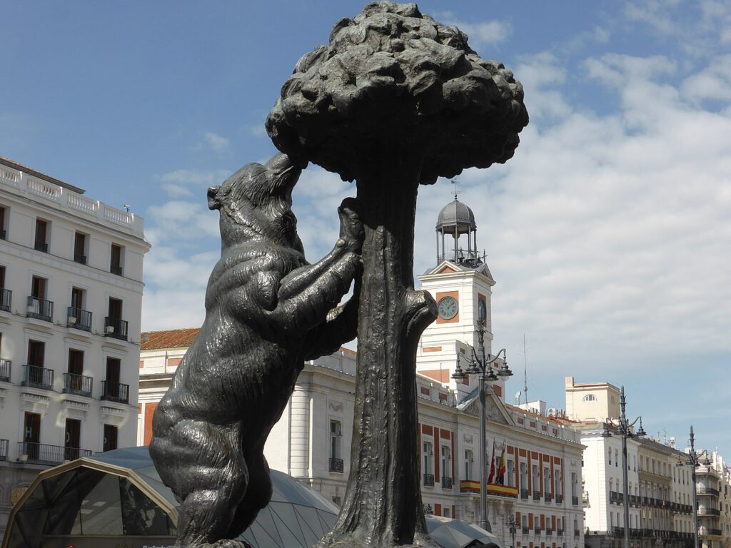 La celebre statua dell’orso e del corbezzolo alla Puerta del Sol a Madrid