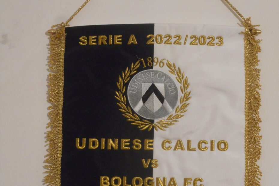 Gagliardetto scambiato tra capitani prima dell'incontro Udinese - Bologna disputato lo scorso 15 gennaio 2023