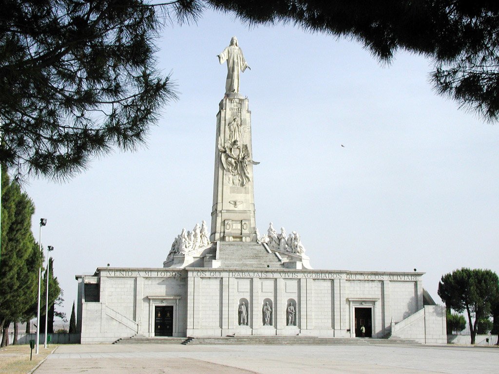 La statua alla sommità della “Collina degli Angeli”