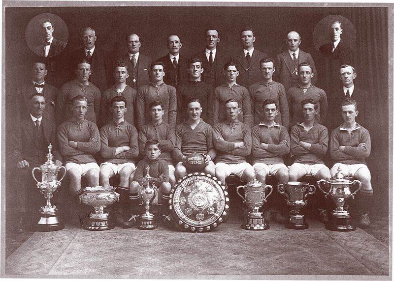 Un’immagine del Linfield stagione 1921 – 1922 con i setti trofei conquistati