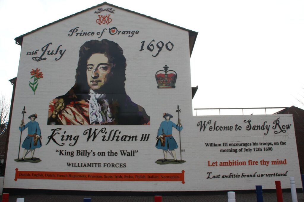 Un iconico murales apposto nel quartiere Sandy Row di Belfast dove nacque il LFC. Ricorda la vittoria del Re Guglielmo d’Orange contro il Re cattolico Giacomo II nella battaglia del Boyne