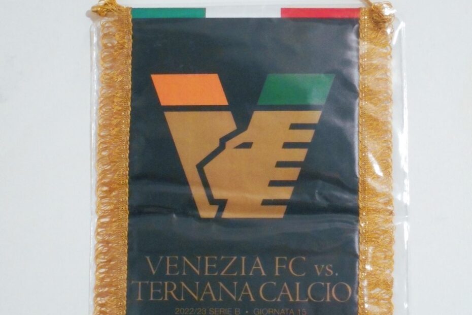 Gagliardetto consegnato al capitano della Ternana in occasione della partita Venezia - Ternana quindicesima giornata del campionato di serie B stagione 2022-2023
