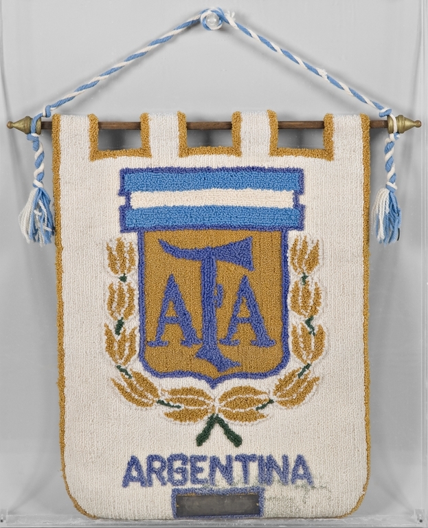 Gagliardetto del mondiale 82 dell’Argentina esposto al Museo di Coverciano (credit https://figc.it/it/museo-del-calcio/il-museo/esplora-il-museo)