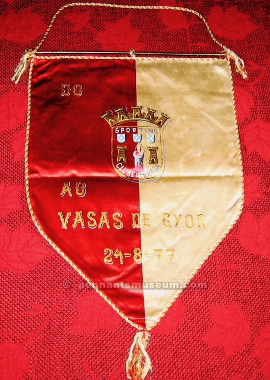 Printed pennant of the match Vasas vs Sporting Braga played in 1977