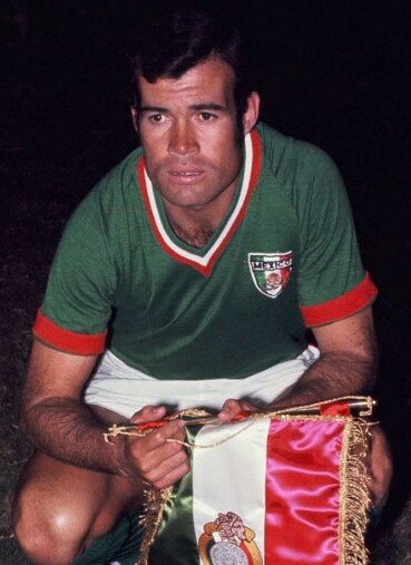 Il Capitano messicano Gustavo Peña con un gagliardetto usato negli anni Settanta