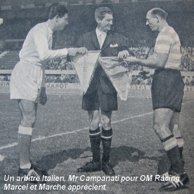 14 aprile 1957. Lo scambio di gagliardetti tra i capitani dell’O.M. e del Racing Paris